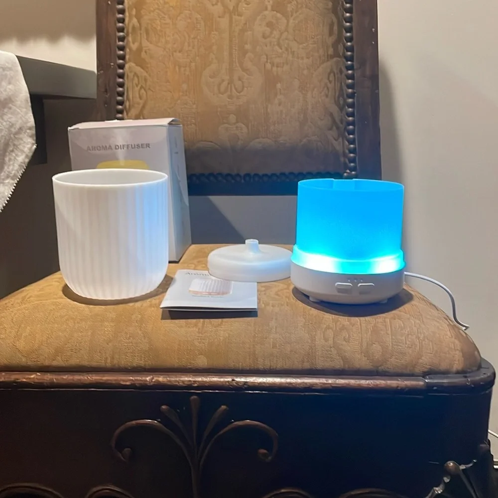Aroma Diffuser - White with mist and colors NIB